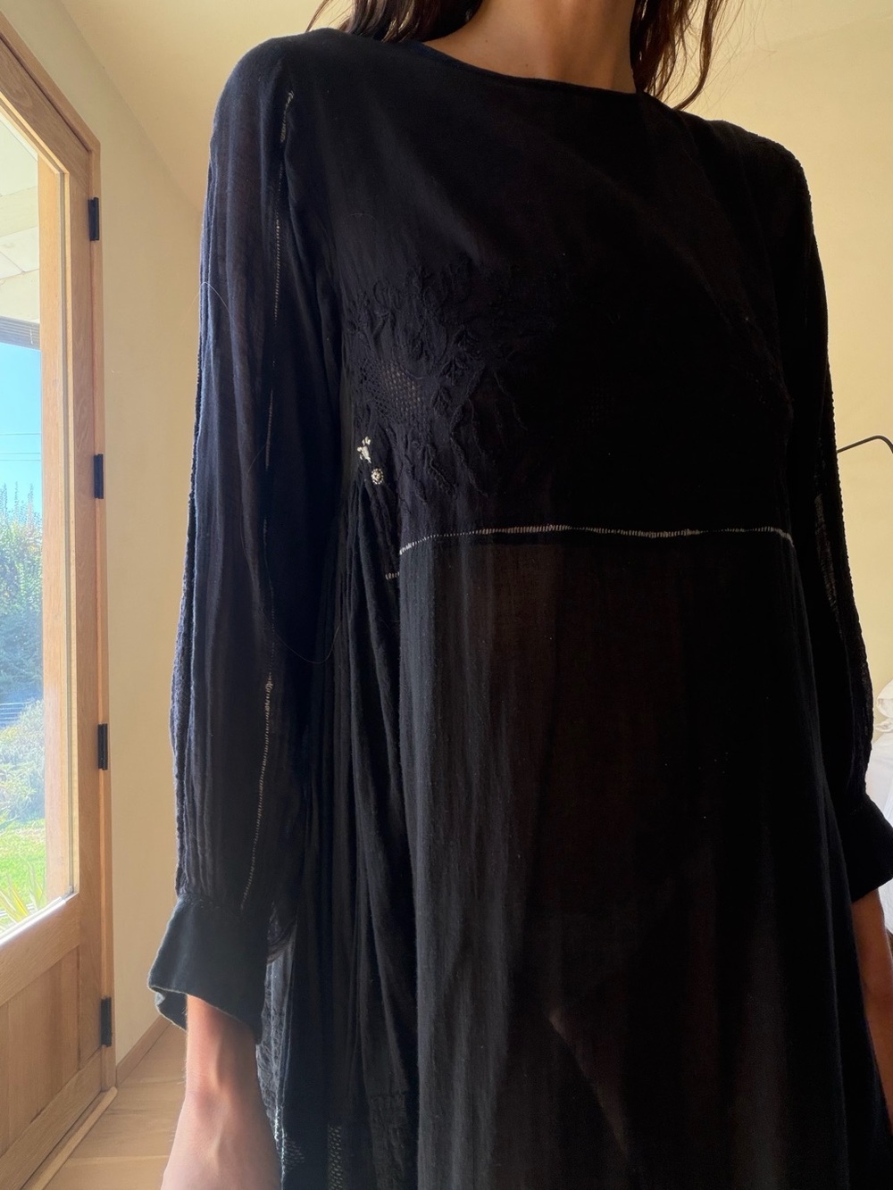 Elegant Black Long-Sleeve Midi Dress INJIRI - Picture 7 of 15